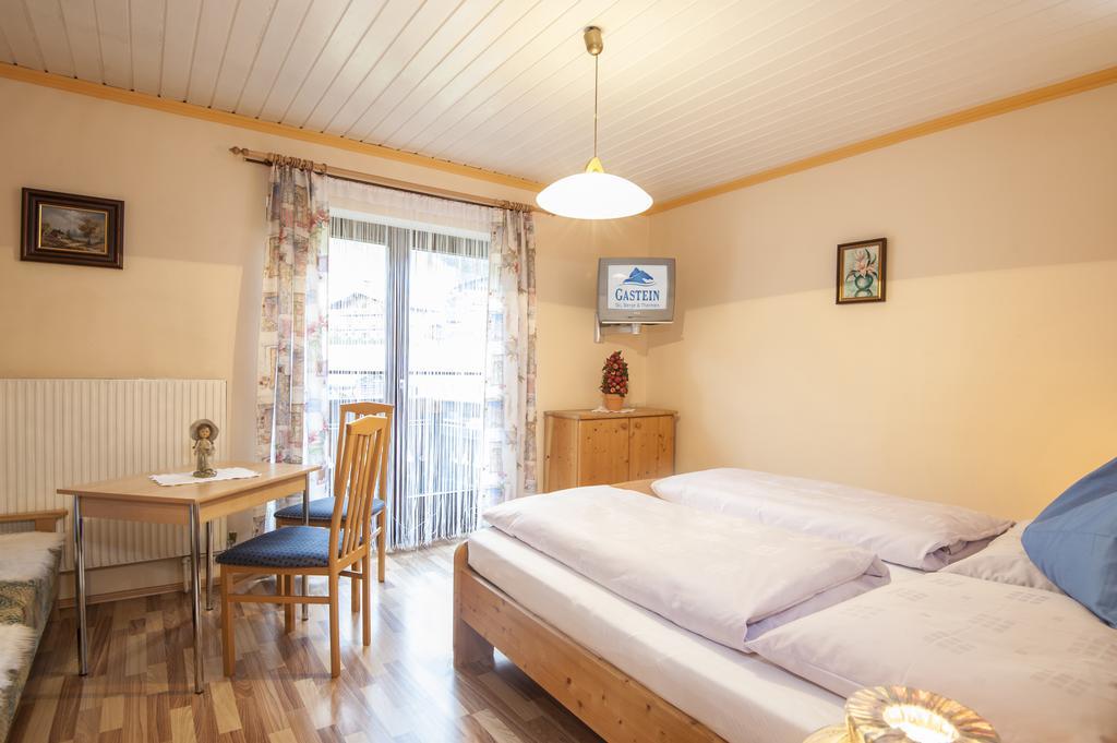 Scheibenhof Villa Bad Gastein Room photo